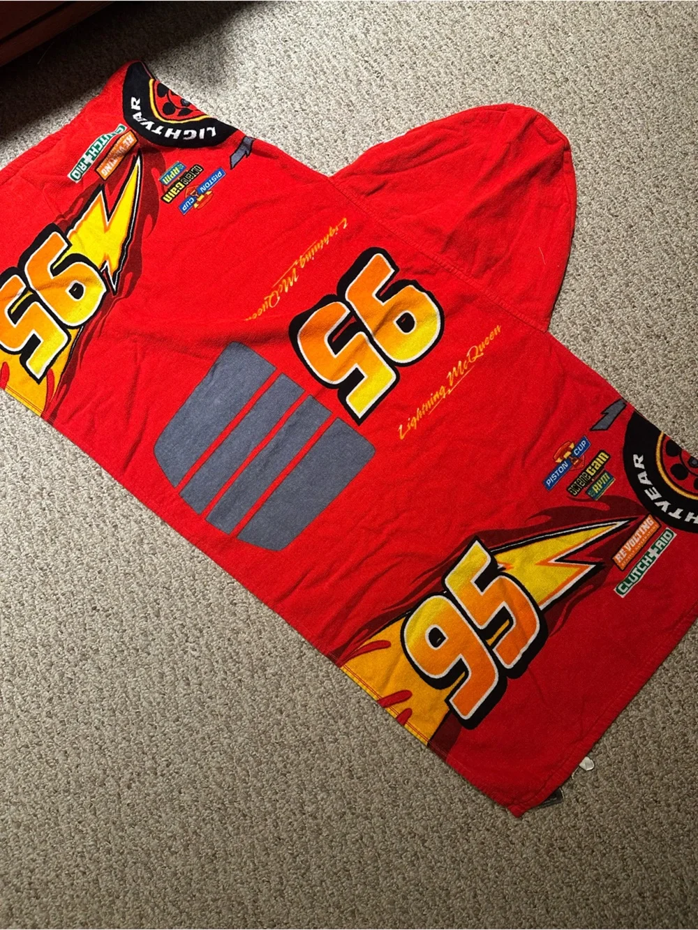 Disney Lightning McQueen Hooded Kids Towel - Picture 5 of 9
